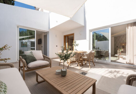 Położony w zachęcającej przestrzeni Nueva Andalucía, w odległości krótkiego spaceru od złocistych brzegów plaży Mistral i minutę jazdy od lokalnych sklepów.