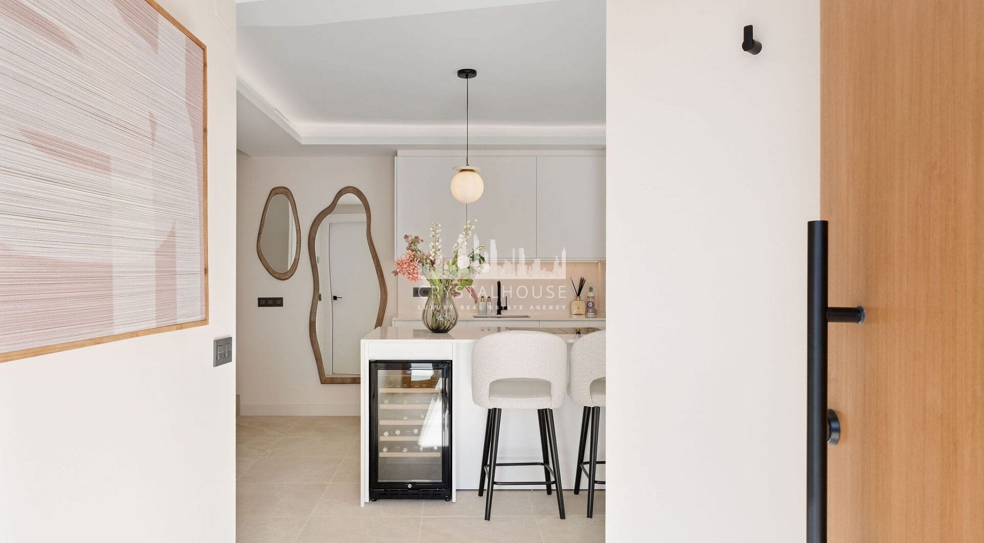 Położony w zachęcającej przestrzeni Nueva Andalucía, w odległości krótkiego spaceru od złocistych brzegów plaży Mistral i minutę jazdy od lokalnych sklepów.