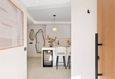 Położony w zachęcającej przestrzeni Nueva Andalucía, w odległości krótkiego spaceru od złocistych brzegów plaży Mistral i minutę jazdy od lokalnych sklepów.