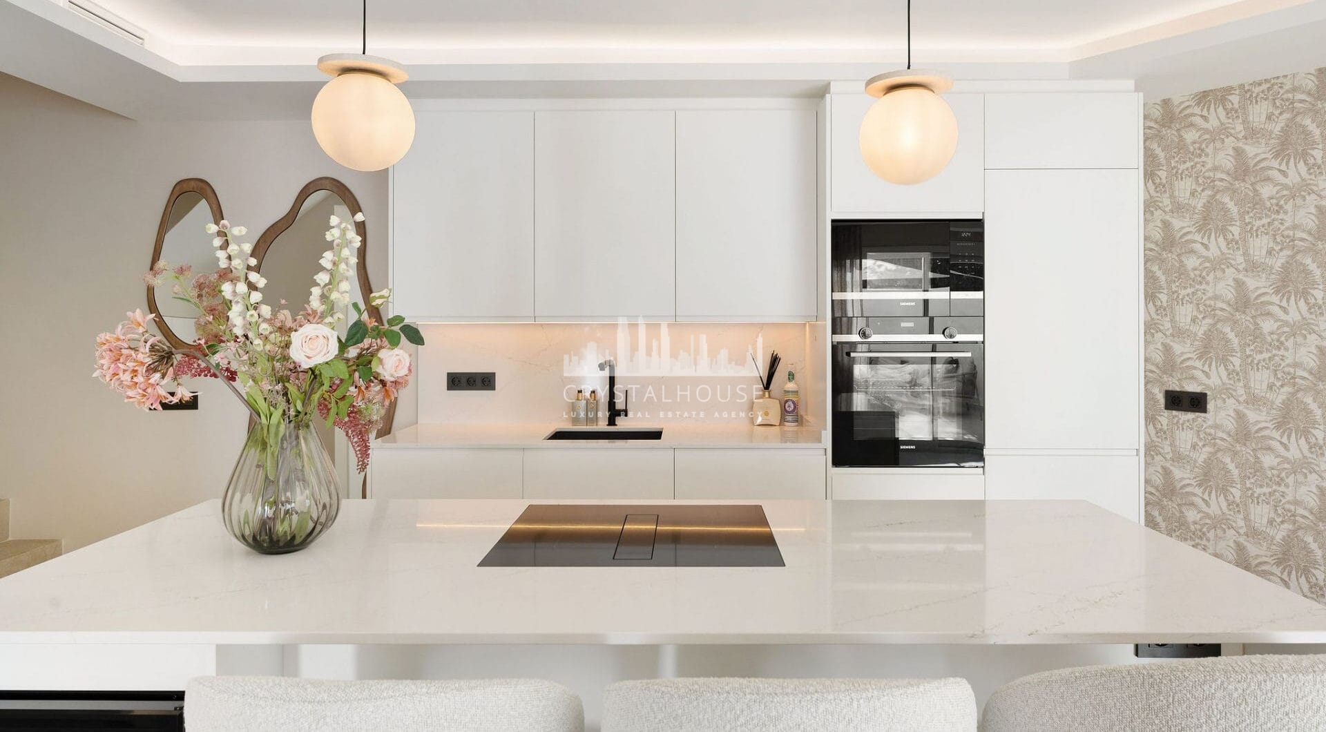 Położony w zachęcającej przestrzeni Nueva Andalucía, w odległości krótkiego spaceru od złocistych brzegów plaży Mistral i minutę jazdy od lokalnych sklepów.