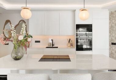 Położony w zachęcającej przestrzeni Nueva Andalucía, w odległości krótkiego spaceru od złocistych brzegów plaży Mistral i minutę jazdy od lokalnych sklepów.