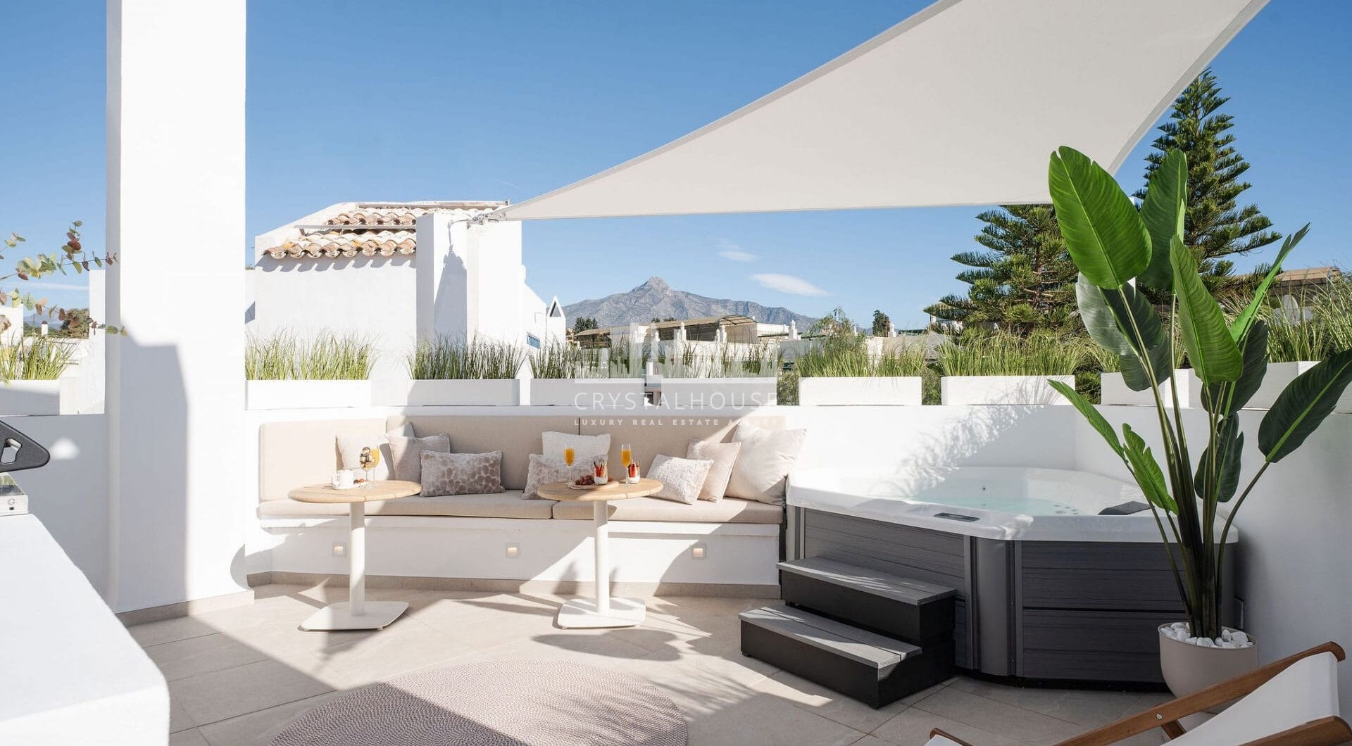 Położony w zachęcającej przestrzeni Nueva Andalucía, w odległości krótkiego spaceru od złocistych brzegów plaży Mistral i minutę jazdy od lokalnych sklepów.