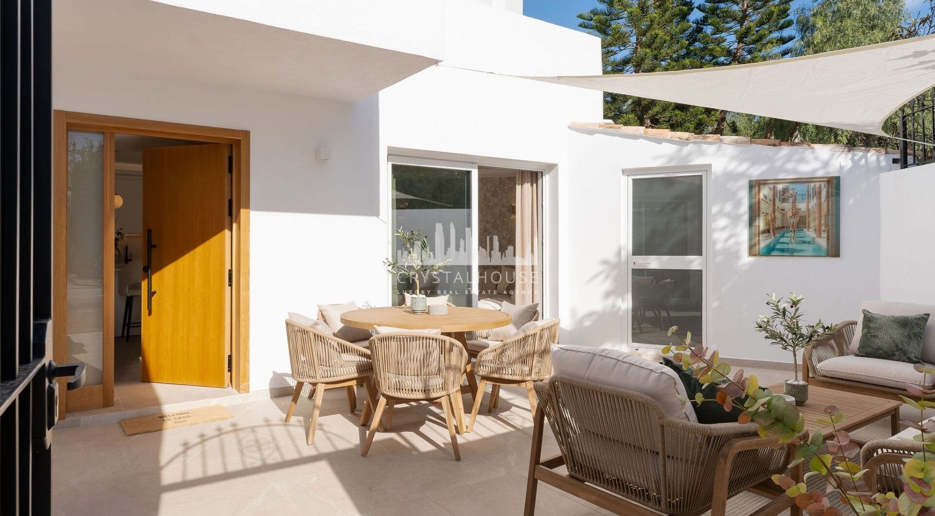 Położony w zachęcającej przestrzeni Nueva Andalucía, w odległości krótkiego spaceru od złocistych brzegów plaży Mistral i minutę jazdy od lokalnych sklepów.