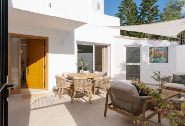 Położony w zachęcającej przestrzeni Nueva Andalucía, w odległości krótkiego spaceru od złocistych brzegów plaży Mistral i minutę jazdy od lokalnych sklepów.