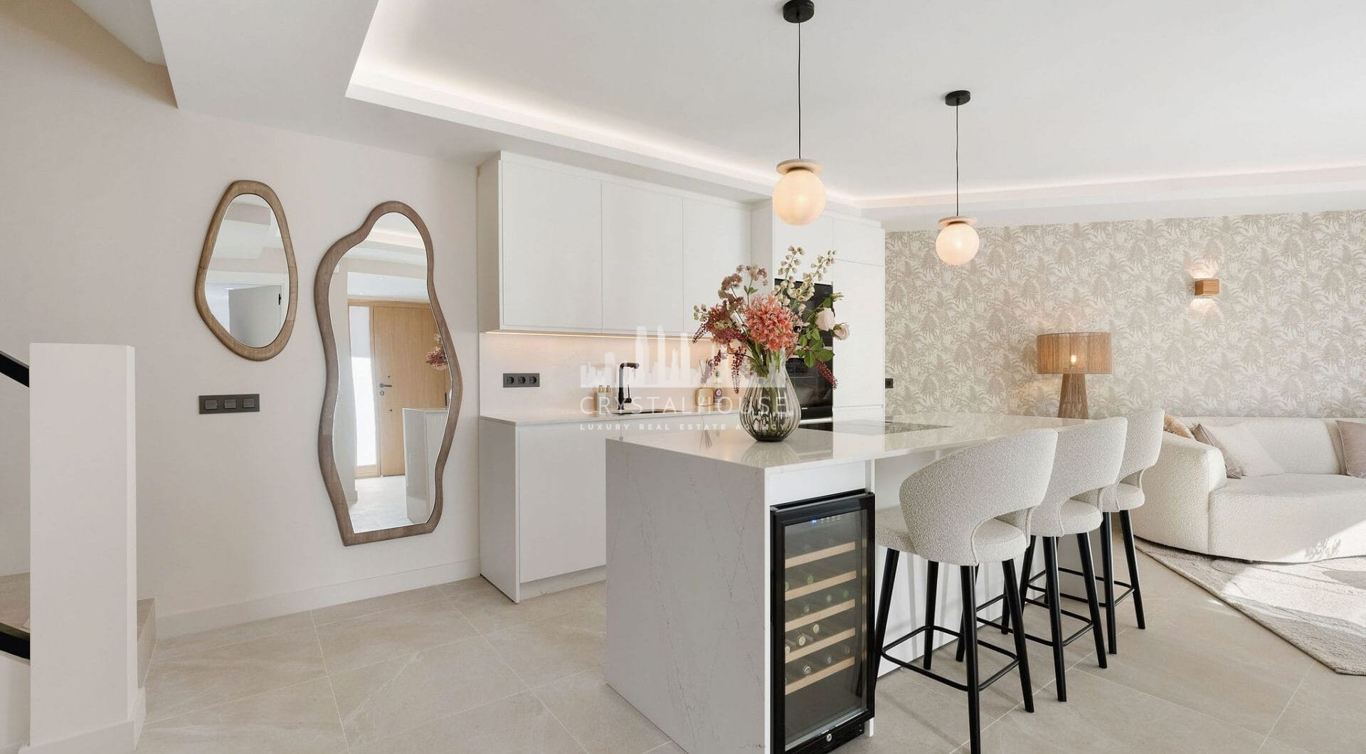 Położony w zachęcającej przestrzeni Nueva Andalucía, w odległości krótkiego spaceru od złocistych brzegów plaży Mistral i minutę jazdy od lokalnych sklepów.