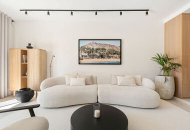 Casa Naranjos to pięknie odrestaurowana kamienica na sprzedaż w prestiżowej, ogrodzonej społeczności Los Naranjos Country Club, położonej w samym sercu doliny golfowej Nueva Andalucía.