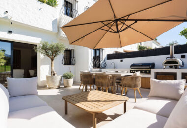 Casa Naranjos to pięknie odrestaurowana kamienica na sprzedaż w prestiżowej, ogrodzonej społeczności Los Naranjos Country Club, położonej w samym sercu doliny golfowej Nueva Andalucía.