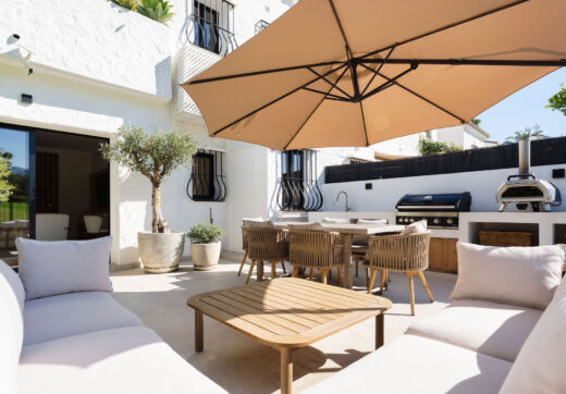 Casa Naranjos to pięknie odrestaurowana kamienica na sprzedaż w prestiżowej, ogrodzonej społeczności Los Naranjos Country Club, położonej w samym sercu doliny golfowej Nueva Andalucía.