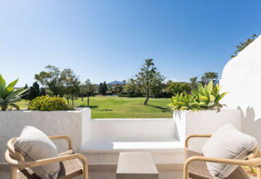 Casa Naranjos to pięknie odrestaurowana kamienica na sprzedaż w prestiżowej, ogrodzonej społeczności Los Naranjos Country Club, położonej w samym sercu doliny golfowej Nueva Andalucía.