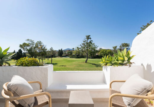 Casa Naranjos to pięknie odrestaurowana kamienica na sprzedaż w prestiżowej, ogrodzonej społeczności Los Naranjos Country Club, położonej w samym sercu doliny golfowej Nueva Andalucía.