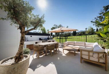 Casa Naranjos to pięknie odrestaurowana kamienica na sprzedaż w prestiżowej, ogrodzonej społeczności Los Naranjos Country Club, położonej w samym sercu doliny golfowej Nueva Andalucía.