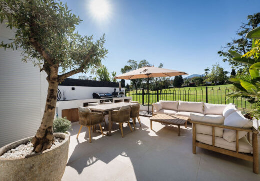 Casa Naranjos to pięknie odrestaurowana kamienica na sprzedaż w prestiżowej, ogrodzonej społeczności Los Naranjos Country Club, położonej w samym sercu doliny golfowej Nueva Andalucía.