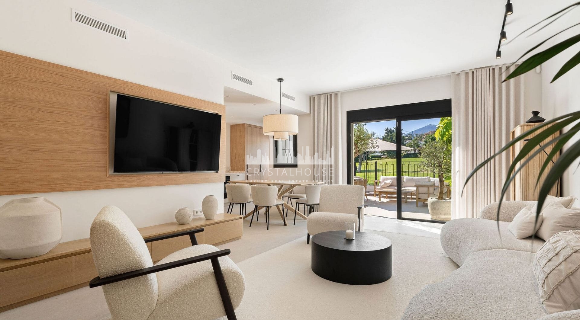 Casa Naranjos to pięknie odrestaurowana kamienica na sprzedaż w prestiżowej, ogrodzonej społeczności Los Naranjos Country Club, położonej w samym sercu doliny golfowej Nueva Andalucía.