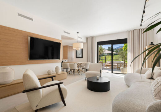 Casa Naranjos to pięknie odrestaurowana kamienica na sprzedaż w prestiżowej, ogrodzonej społeczności Los Naranjos Country Club, położonej w samym sercu doliny golfowej Nueva Andalucía.