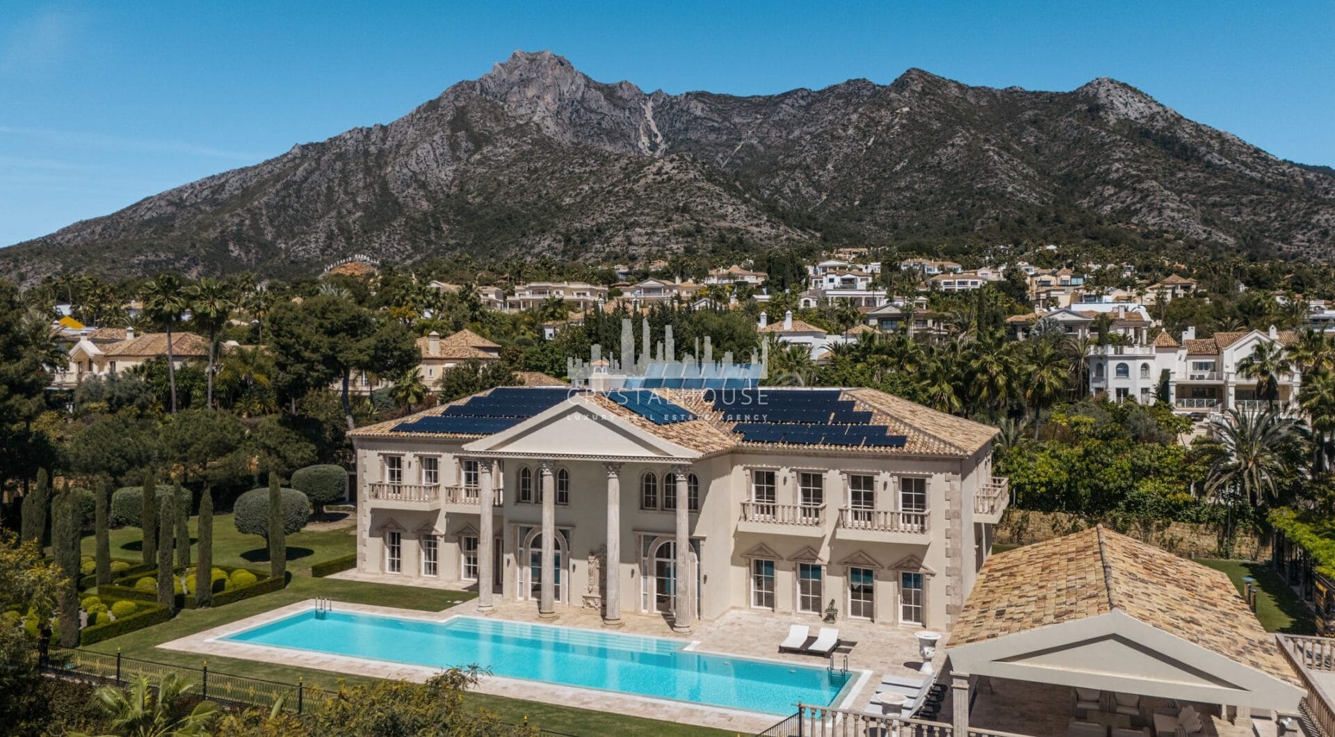 Villa Sinfonía to niezwykła trzypiętrowa posiadłość na sprzedaż  w prestiżowej, ogrodzonej społeczności Sierra Blanca na Costa del Sol.