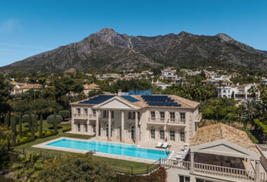 Villa Sinfonía to niezwykła trzypiętrowa posiadłość na sprzedaż  w prestiżowej, ogrodzonej społeczności Sierra Blanca na Costa del Sol.