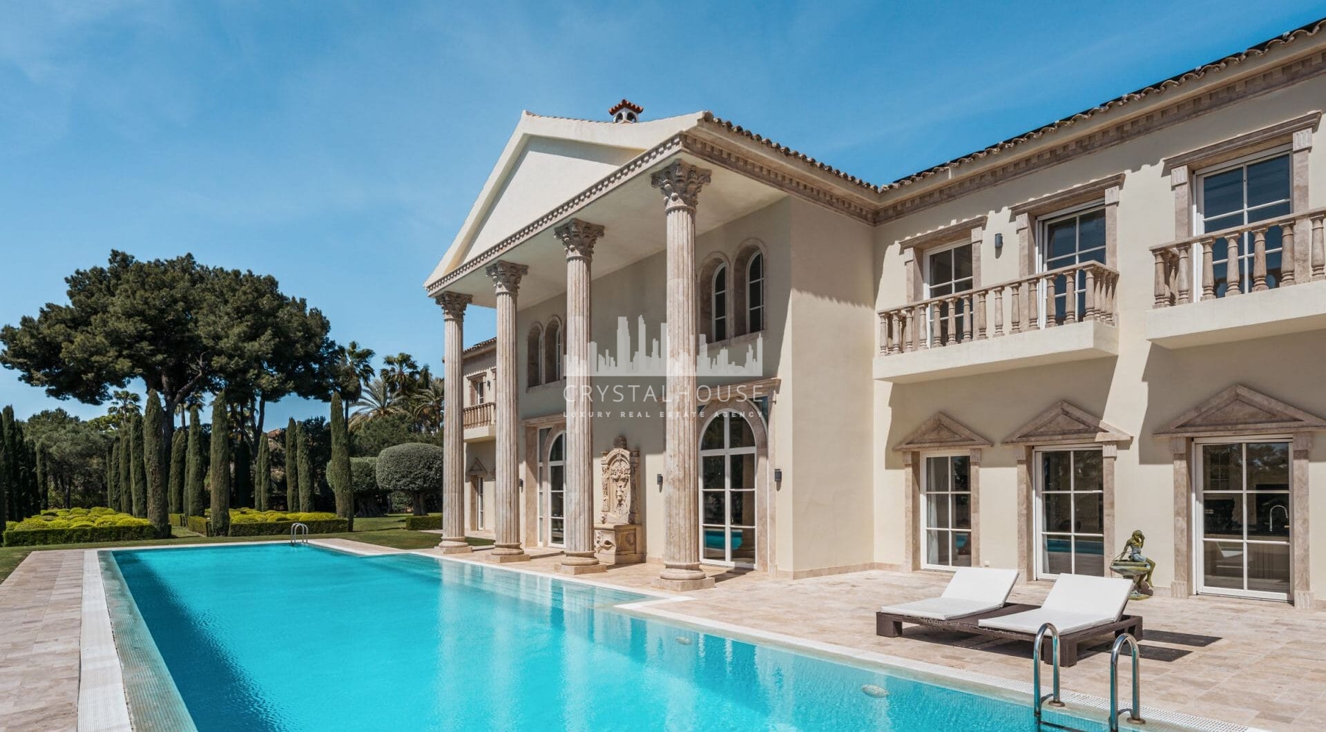 Villa Sinfonía to niezwykła trzypiętrowa posiadłość na sprzedaż  w prestiżowej, ogrodzonej społeczności Sierra Blanca na Costa del Sol.