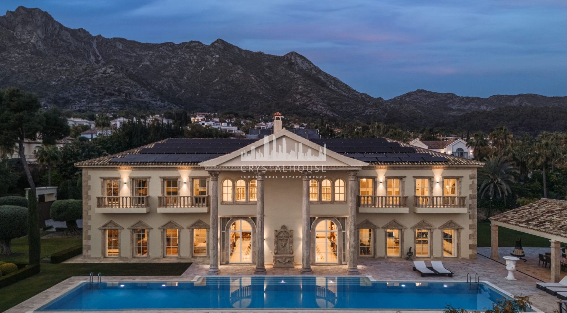 Villa Sinfonía to niezwykła trzypiętrowa posiadłość na sprzedaż  w prestiżowej, ogrodzonej społeczności Sierra Blanca na Costa del Sol.