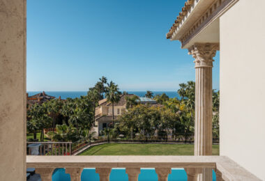 Villa Sinfonía to niezwykła trzypiętrowa posiadłość na sprzedaż  w prestiżowej, ogrodzonej społeczności Sierra Blanca na Costa del Sol.