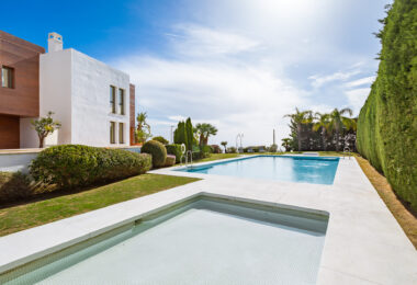 Nowoczesna willa bliźniacza w La Alqueria, Mijas, w prywatnym, zamkniętym osiedlu zaledwie 8 domów