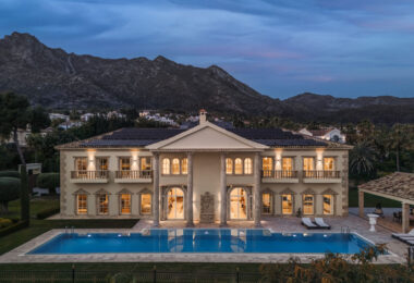 Villa Sinfonía to niezwykła trzypiętrowa posiadłość na sprzedaż  w prestiżowej, ogrodzonej społeczności Sierra Blanca na Costa del Sol.