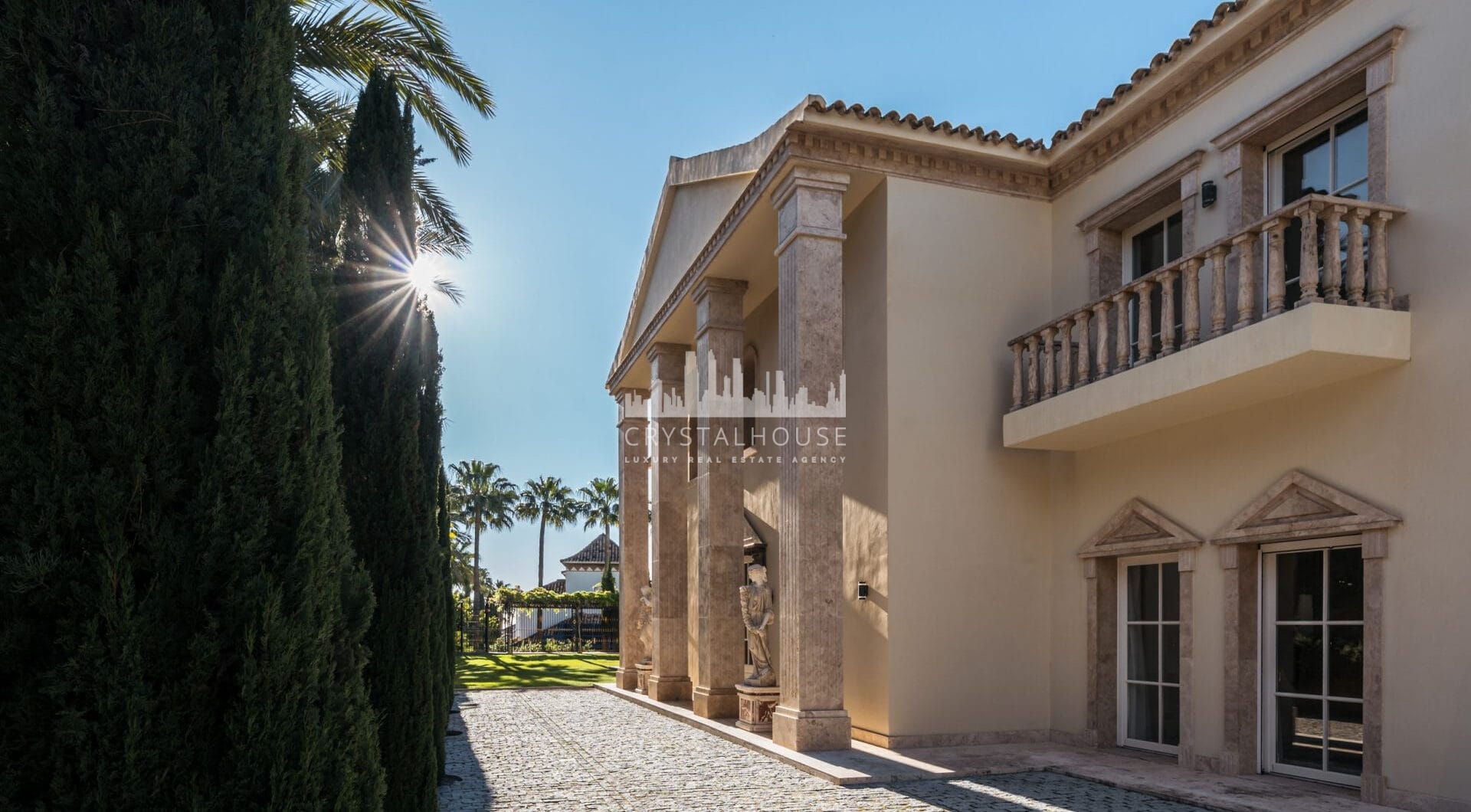 Villa Sinfonía to niezwykła trzypiętrowa posiadłość na sprzedaż  w prestiżowej, ogrodzonej społeczności Sierra Blanca na Costa del Sol.