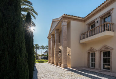 Villa Sinfonía to niezwykła trzypiętrowa posiadłość na sprzedaż  w prestiżowej, ogrodzonej społeczności Sierra Blanca na Costa del Sol.