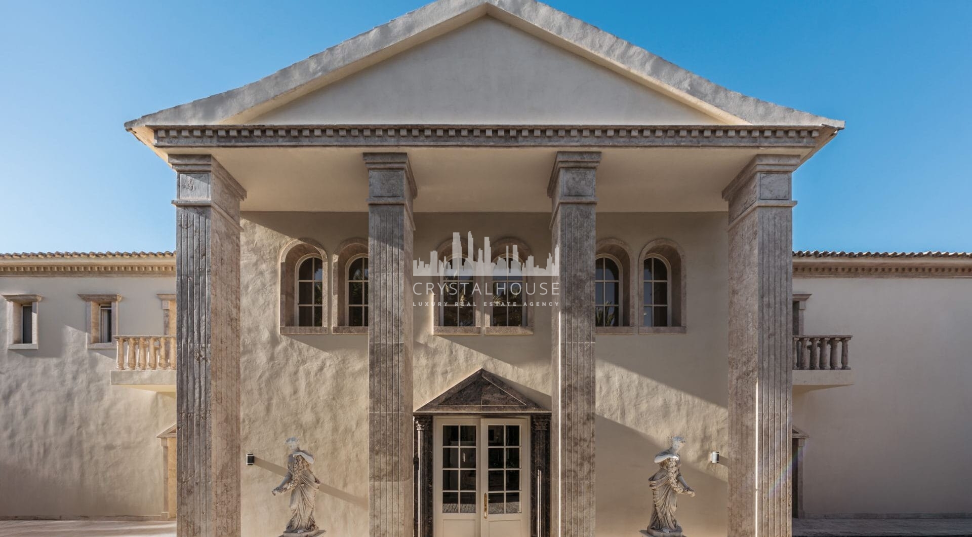 Villa Sinfonía to niezwykła trzypiętrowa posiadłość na sprzedaż  w prestiżowej, ogrodzonej społeczności Sierra Blanca na Costa del Sol.