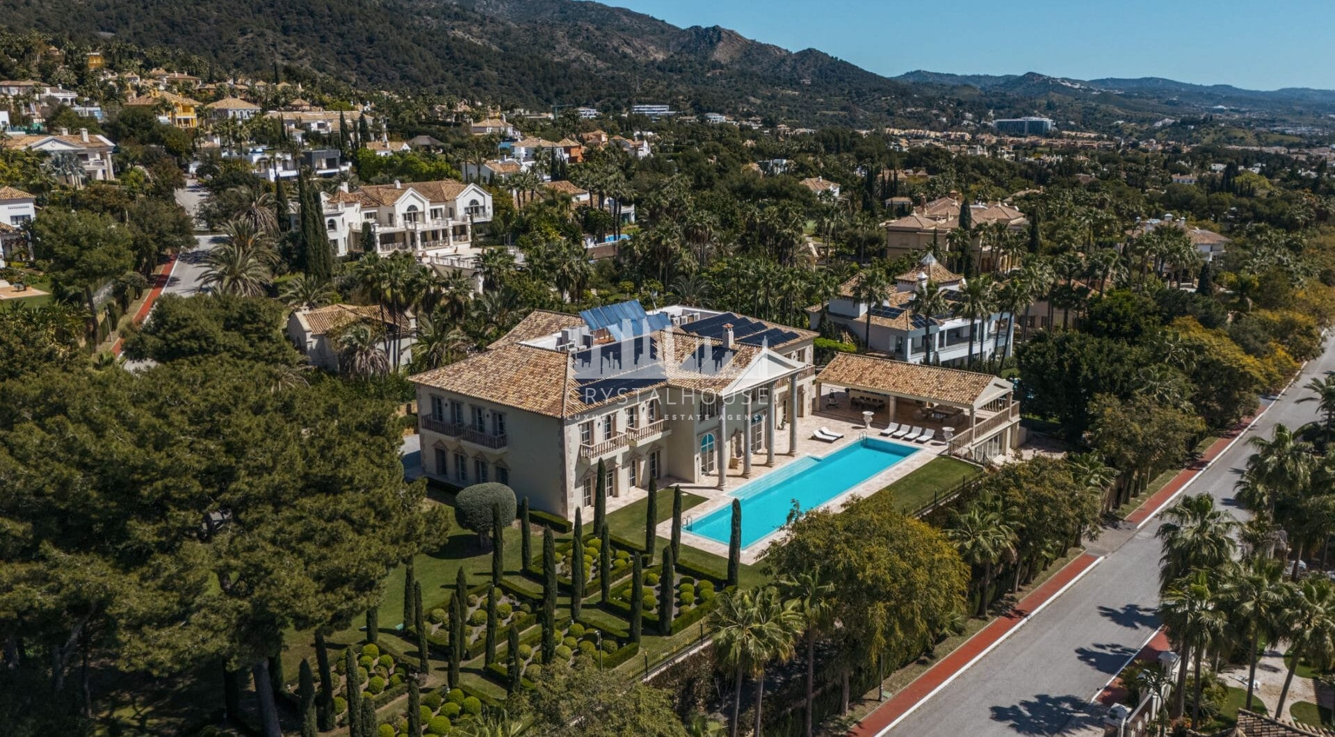 Villa Sinfonía to niezwykła trzypiętrowa posiadłość na sprzedaż  w prestiżowej, ogrodzonej społeczności Sierra Blanca na Costa del Sol.