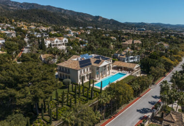 Villa Sinfonía to niezwykła trzypiętrowa posiadłość na sprzedaż  w prestiżowej, ogrodzonej społeczności Sierra Blanca na Costa del Sol.
