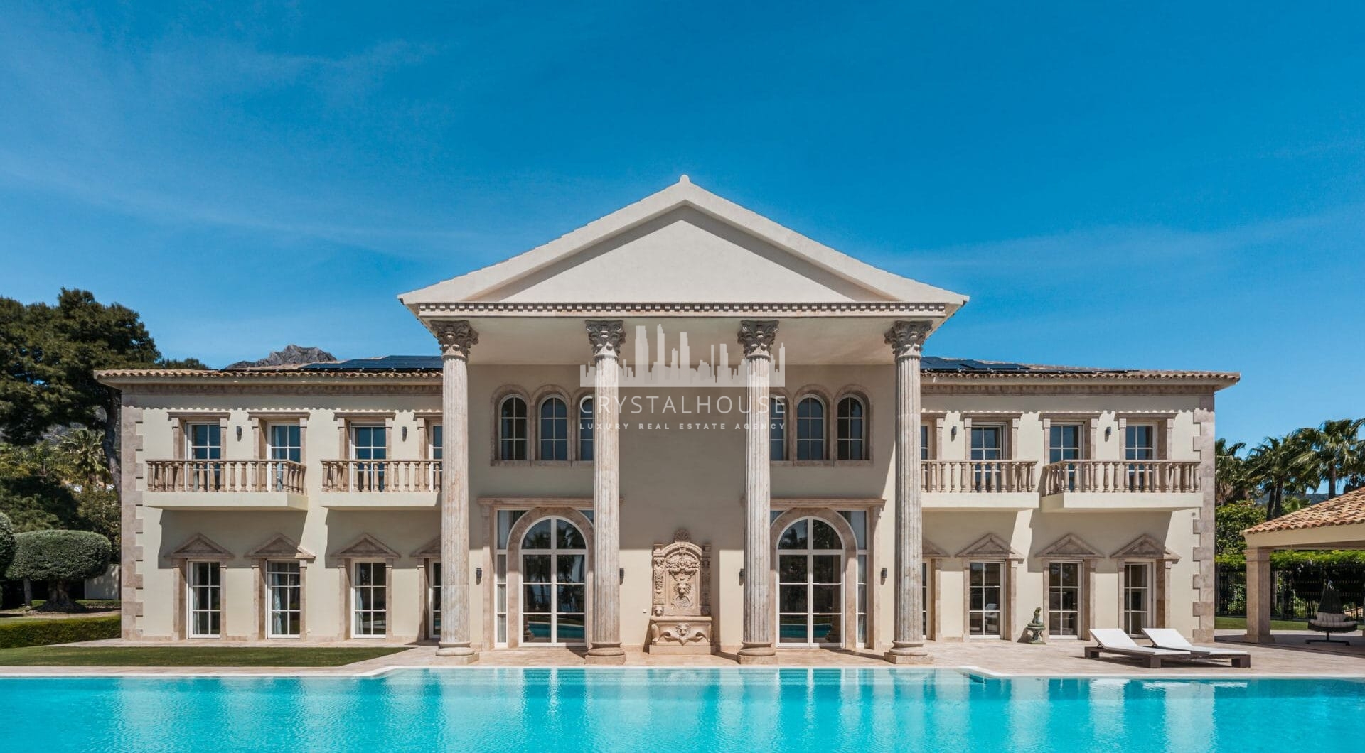 Villa Sinfonía to niezwykła trzypiętrowa posiadłość na sprzedaż  w prestiżowej, ogrodzonej społeczności Sierra Blanca na Costa del Sol.