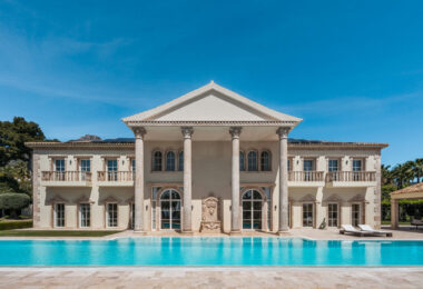 Villa Sinfonía to niezwykła trzypiętrowa posiadłość na sprzedaż  w prestiżowej, ogrodzonej społeczności Sierra Blanca na Costa del Sol.