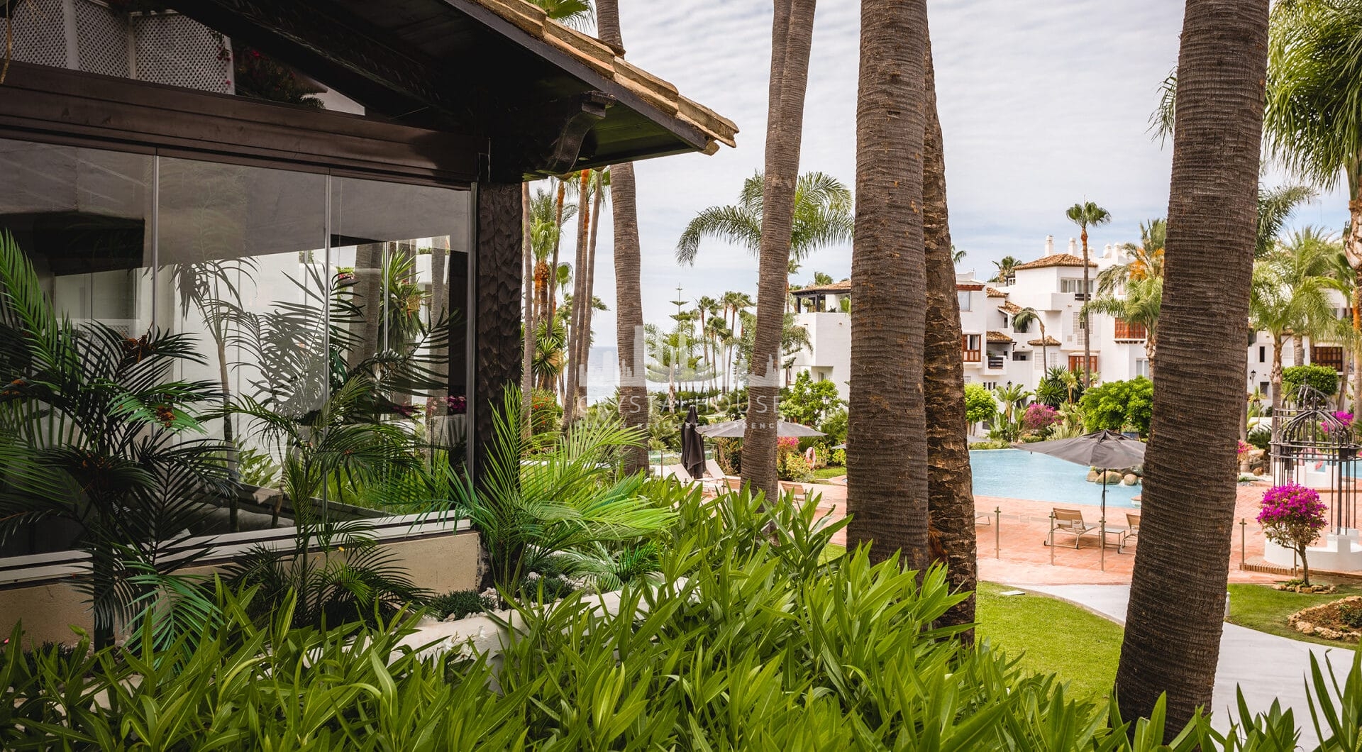 W pełni wyremontowany apartament luksusowy z ekspozycją południowo-zachodnią w Japanese Gardens, Marina Puente Romano