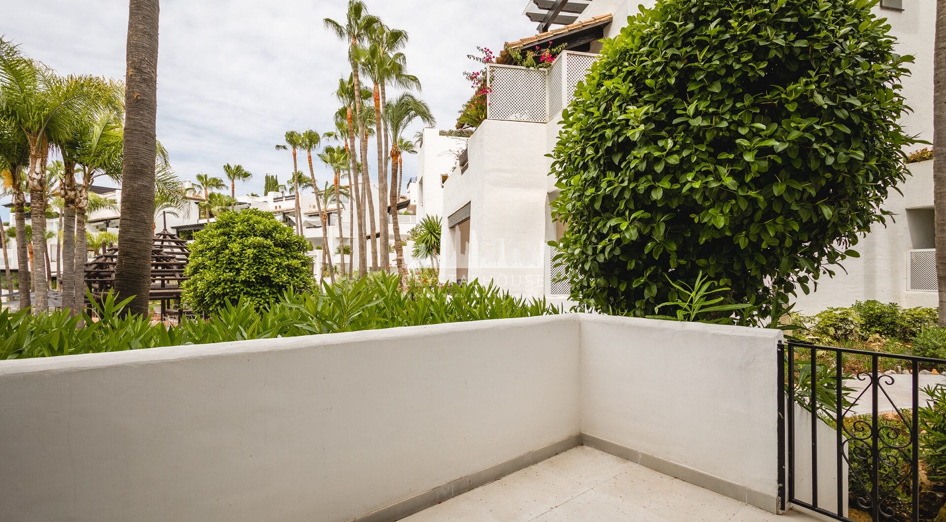 W pełni wyremontowany apartament luksusowy z ekspozycją południowo-zachodnią w Japanese Gardens, Marina Puente Romano