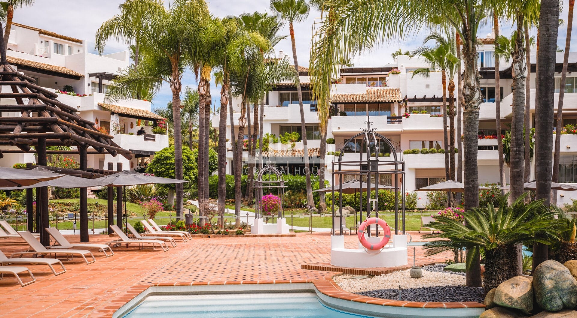 W pełni wyremontowany apartament luksusowy z ekspozycją południowo-zachodnią w Japanese Gardens, Marina Puente Romano