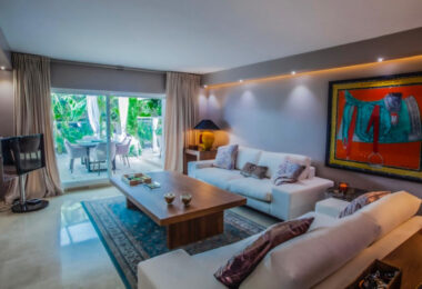 Stylowy, w pełni wyremontowany apartament na parterze w Las Lomas del Marbella Club, Złota Mila