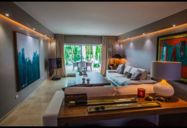 Stylowy, w pełni wyremontowany apartament na parterze w Las Lomas del Marbella Club, Złota Mila
