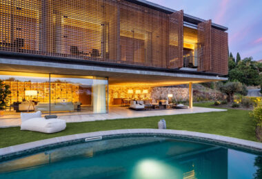 Villa Sienna to nowoczesna rezydencja na sprzedaż w ekskluzywnej, ogrodzonej społeczności El Madroñal, spokojnej i popularnej okolicy położonej na wzgórzach Marbelli.