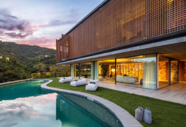 Villa Sienna to nowoczesna rezydencja na sprzedaż w ekskluzywnej, ogrodzonej społeczności El Madroñal, spokojnej i popularnej okolicy położonej na wzgórzach Marbelli.