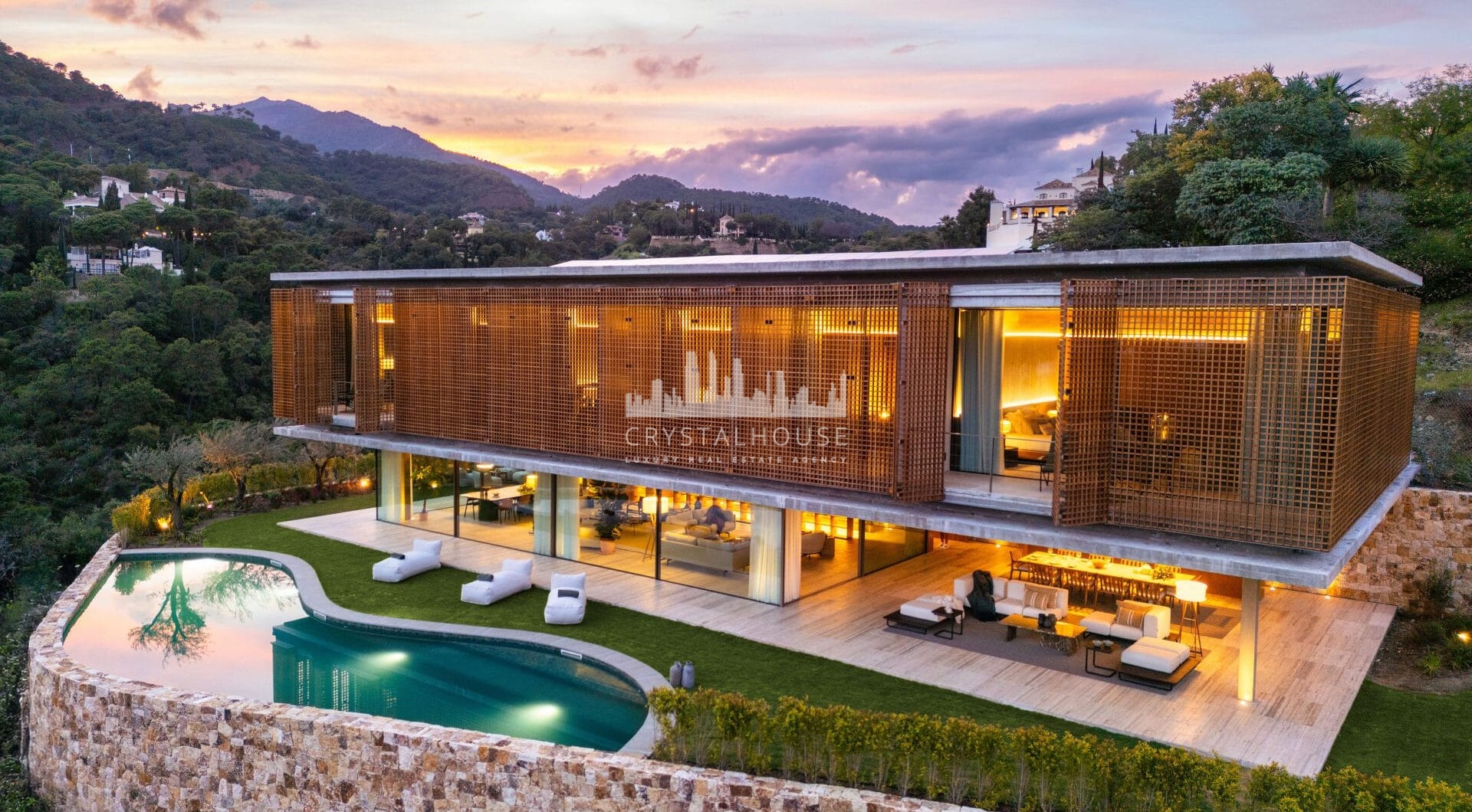 Villa Sienna to nowoczesna rezydencja na sprzedaż w ekskluzywnej, ogrodzonej społeczności El Madroñal, spokojnej i popularnej okolicy położonej na wzgórzach Marbelli.