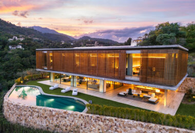 Villa Sienna to nowoczesna rezydencja na sprzedaż w ekskluzywnej, ogrodzonej społeczności El Madroñal, spokojnej i popularnej okolicy położonej na wzgórzach Marbelli.