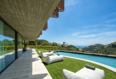 Villa Sienna to nowoczesna rezydencja na sprzedaż w ekskluzywnej, ogrodzonej społeczności El Madroñal, spokojnej i popularnej okolicy położonej na wzgórzach Marbelli.