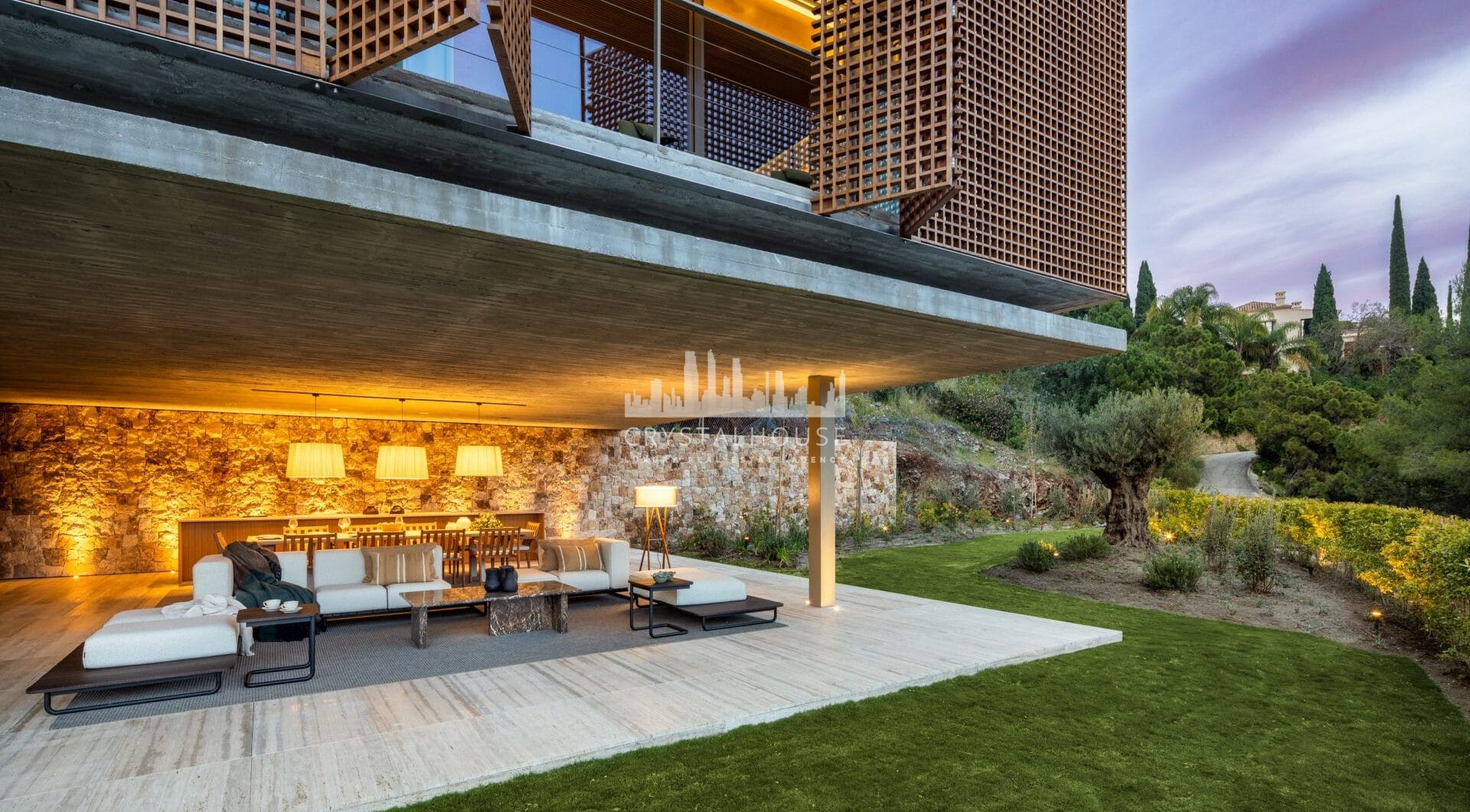 Villa Sienna to nowoczesna rezydencja na sprzedaż w ekskluzywnej, ogrodzonej społeczności El Madroñal, spokojnej i popularnej okolicy położonej na wzgórzach Marbelli.