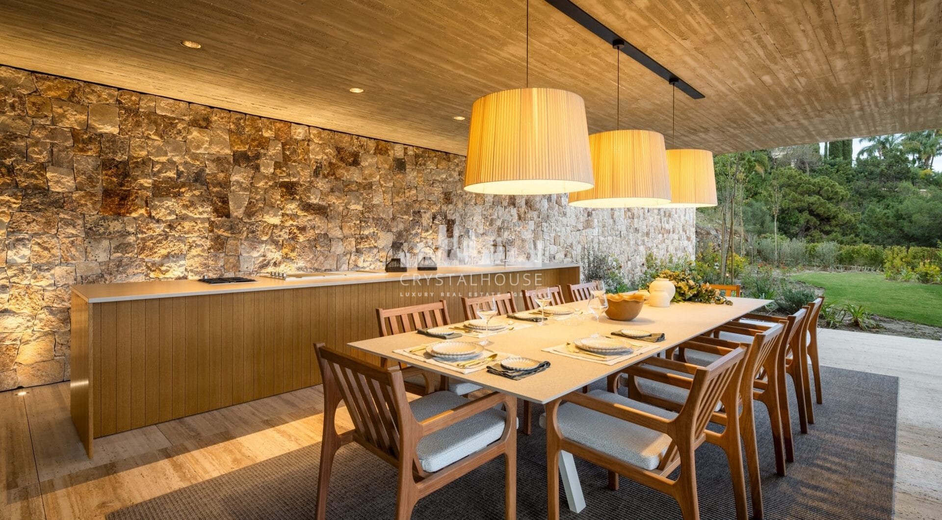 Villa Sienna to nowoczesna rezydencja na sprzedaż w ekskluzywnej, ogrodzonej społeczności El Madroñal, spokojnej i popularnej okolicy położonej na wzgórzach Marbelli.