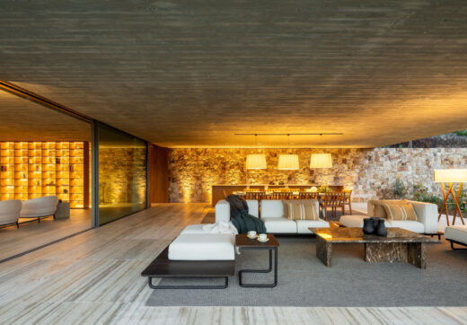 Villa Sienna to nowoczesna rezydencja na sprzedaż w ekskluzywnej, ogrodzonej społeczności El Madroñal, spokojnej i popularnej okolicy położonej na wzgórzach Marbelli.