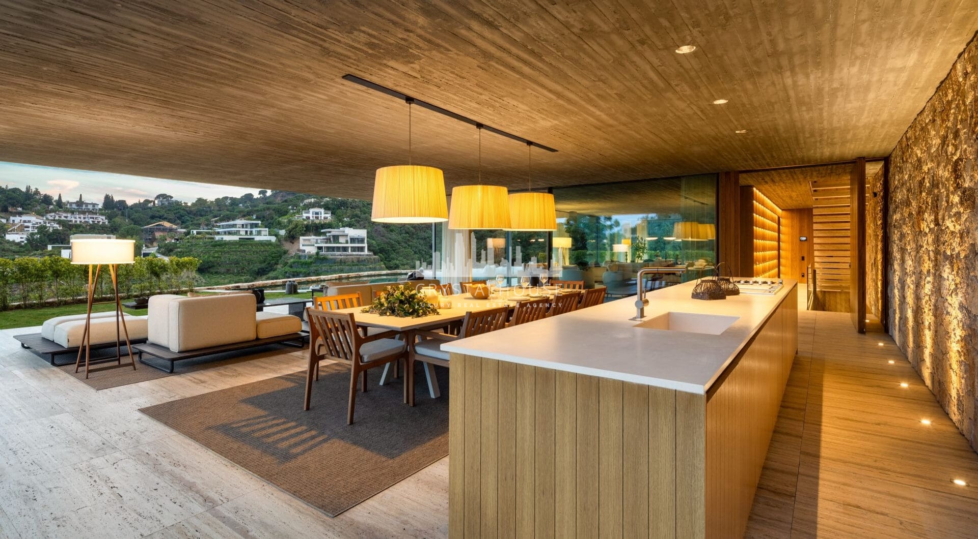 Villa Sienna to nowoczesna rezydencja na sprzedaż w ekskluzywnej, ogrodzonej społeczności El Madroñal, spokojnej i popularnej okolicy położonej na wzgórzach Marbelli.