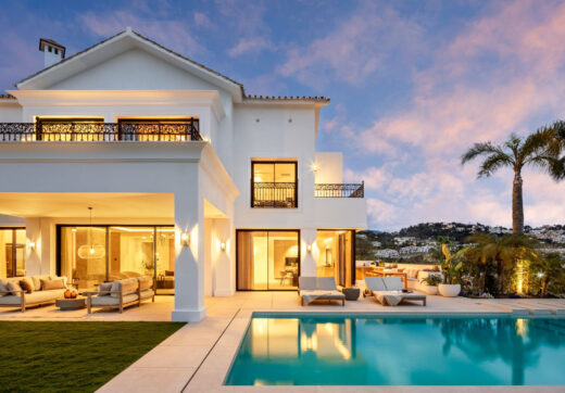 Odkryj Villa Fortuna, przepięknie odrestaurowaną luksusową willę położoną w prestiżowej, ogrodzonej społeczności Los Arqueros, oferującą spektakularne widoki na pole golfowe Los Arqueros.