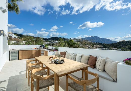 Odkryj Villa Fortuna, przepięknie odrestaurowaną luksusową willę położoną w prestiżowej, ogrodzonej społeczności Los Arqueros, oferującą spektakularne widoki na pole golfowe Los Arqueros.