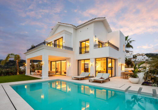 Odkryj Villa Fortuna, przepięknie odrestaurowaną luksusową willę położoną w prestiżowej, ogrodzonej społeczności Los Arqueros, oferującą spektakularne widoki na pole golfowe Los Arqueros.