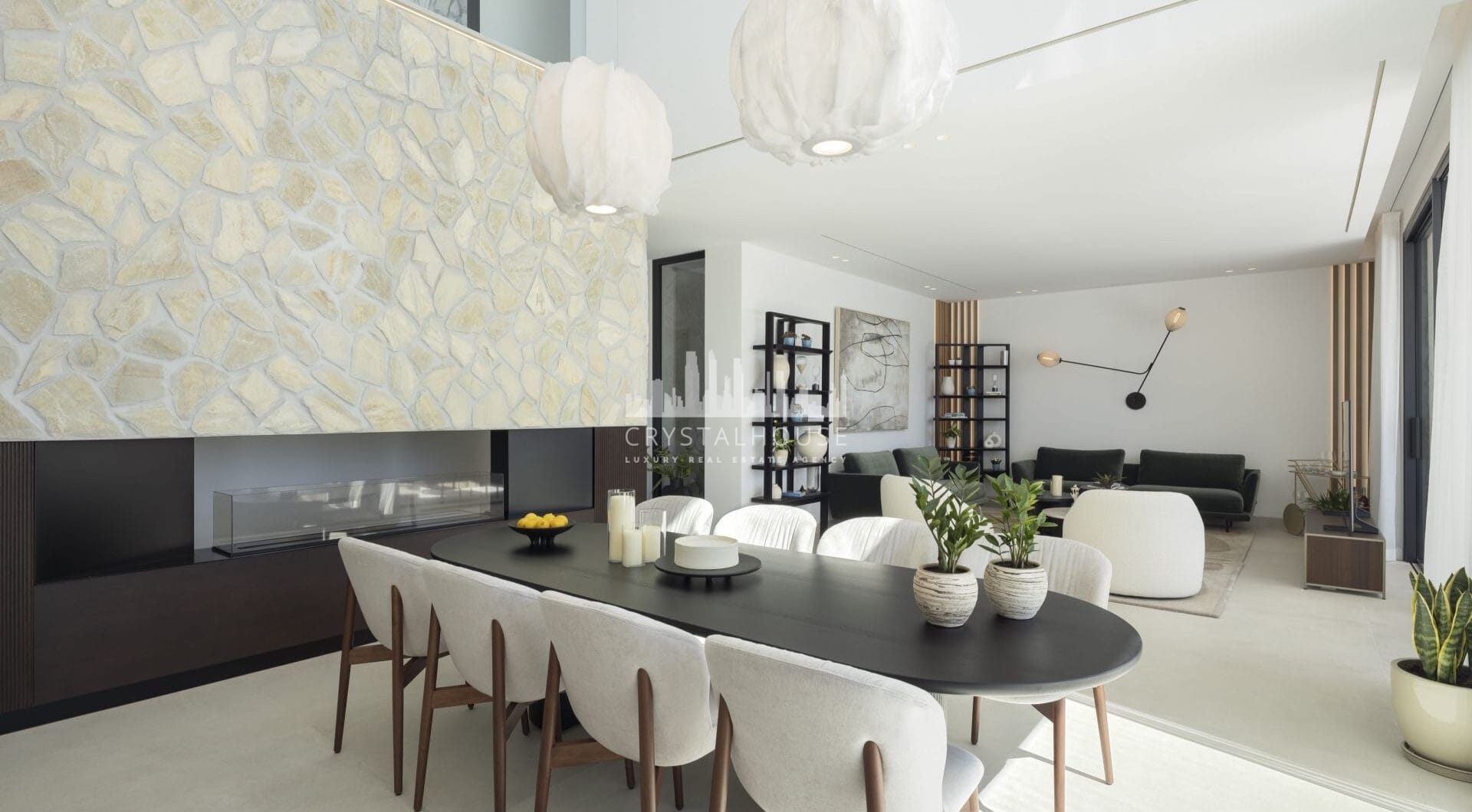 Niedawno ukończona Villa Tiza to zupełnie nowa, luksusowa willa na sprzedaż, położona w ekskluzywnej, ogrodzonej inwestycji obejmującej zaledwie trzy luksusowe rezydencje w okolicy La Quinta.